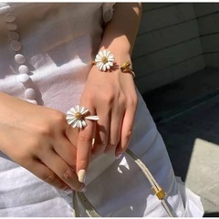 ♡新品♡デイジーの花　ブレスレットの画像