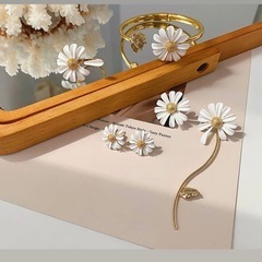 ♡新品♡デイジーの花　ブレスレットの画像