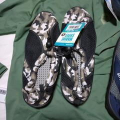 ラッシュガードとマリンシューズの画像