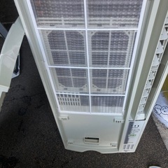 しっかり冷えます　コロナ　窓用エアコン　屋外清掃済み　標準枠セット　12年製の画像