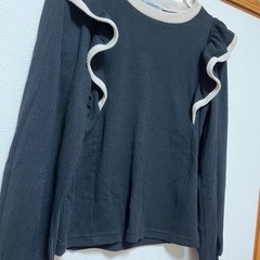 フリル付き黒長袖トップス Mサイズの画像