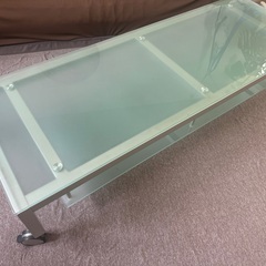 天板ガラスのスチール製ローテーブル。テレビ台にも