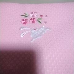 うさぎ🐰と花の刺繍が入った小風呂敷？テーブルクロス？可愛いです。の画像