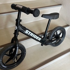 ストライダー（黒）　dバイク（三輪車）の画像