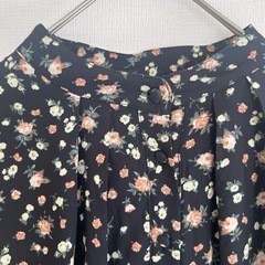 美品　アースミュージック＆エコロジー 小花柄プリーツワンピース　黒の画像