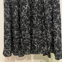 美品✨ 大人フェミニンオフショル風切替フレアワンピースブラック×ホワイト花柄の画像
