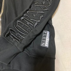 ブランド🔴でか文字黒パーカーmサイズの画像