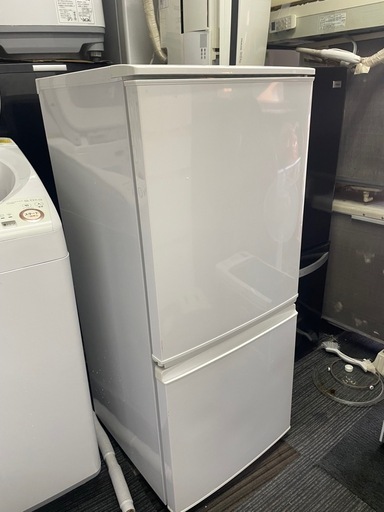 名古屋市郊外配送無料キャンペーン中！ SHARP シャープ 137L冷蔵庫 SJ