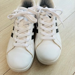 adidas スニーカー24.5cmの画像
