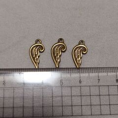 ハンドメイド チャーム パーツ 素材 羽 片翼の画像
