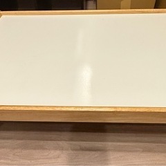 IKEA ベッドサイドテーブルの画像