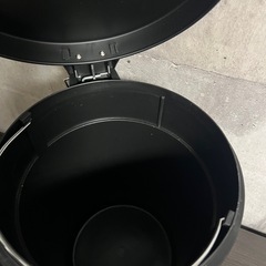 ペダル式　消臭機能ゴミ箱　の画像