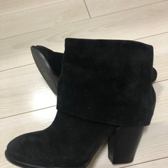 VINCE CAMUTO  スエードショートブーツの画像