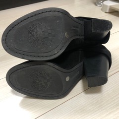 VINCE CAMUTO  スエードショートブーツの画像