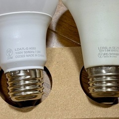 60型 LED電球 人感センサー付1個と人感センサー無し1個 合計2セットの画像