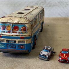 全て壊れています　ブリキおもちゃ　程度最悪　ジャンク　ボロボロ　ボコボコ　サビサビ　ゼンマイ式　車　不動　おまけ付の画像