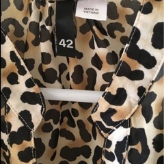 美品！！H&M トップス 　お洒落な豹柄ブランスの画像