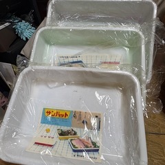 中古ガラスのようなプラグラスに陶器皿にプラパッドの画像