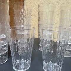 中古ガラスのようなプラグラスに陶器皿にプラパッドの画像