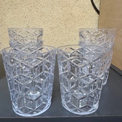 中古ガラスのようなプラグラスに陶器皿にプラパッドの画像
