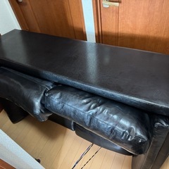 黒革調ソファ 2人掛け 引き取り限定（サイズ：約145×75×70cm）の画像