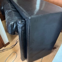 黒革調ソファ 2人掛け 引き取り限定（サイズ：約145×75×70cm）の画像