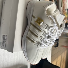 白色スニーカーの画像