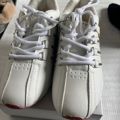 白色スニーカーの画像