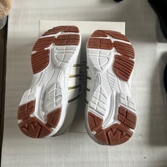 白色スニーカーの画像