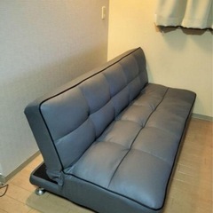 少し小さめの3人掛けソファーベッドです。