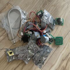 電子部品　電子工作　ブレッドボード、モーター、測距モジュール、センサー、バネなどの画像
