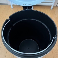蓋付きゴミ箱の画像