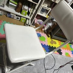 折りたたみ椅子の画像