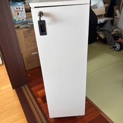 鍵付きキャビネット