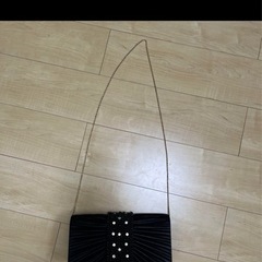 クラッチバッグ チェーン付き 黒 プリーツ ビーズの画像