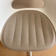 IKEA　回転チェア, ホワイト &シートパッド 41x43 cmの画像