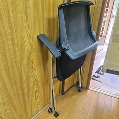 折りたたみ椅子　キャスター付きの画像