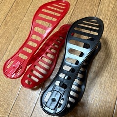 靴収納　赤✖️8、黒✖️2