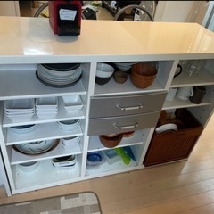 カウンターキッチン&食器棚の画像