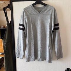 グレー長袖Tシャツ