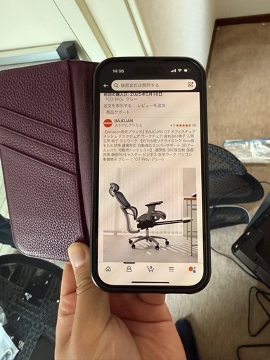 オフィスチェアと電動オフィスワークテーブルと脚立

