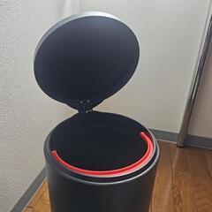 黒 ゴミ箱の画像