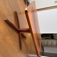 木製テーブルの画像