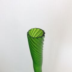 ヴィンテージ調 ガラス製 花瓶 緑色 スパイラルデザインの画像