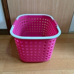 【取引中】洗濯かご　ピンク ランドリーバスケット ※クリーニング済みの画像