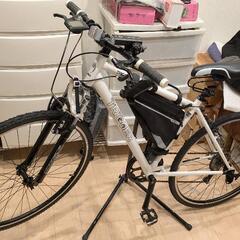 クロスバイクとバイクスタンドの画像