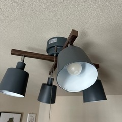 木目とグレーのシーリングライトの画像