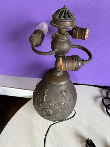 アンティーク調のテーブルランプ