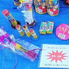 【ジャンク品】打ち上げ花火セット 噴火タイプや手持ちも入ったバラエティセット グループで楽しめる大容量 七夕 夏休み お盆の季節にの画像