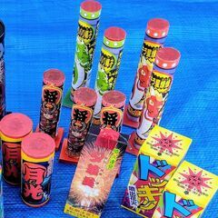 【ジャンク品】打ち上げ花火セット 噴火タイプや手持ちも入ったバラエティセット グループで楽しめる大容量 七夕 夏休み お盆の季節にの画像